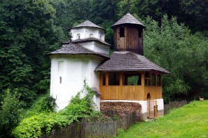 Biserica a fost construită din piatră de munte