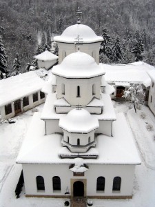 Biserica Mănăstirii Tismana văzută din turnul clopotniţă