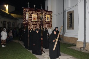 Cei prezenţi au purtat Sfântul Epitaf în tradiţionala procesiune împrejurul bisericii mănăstirii.